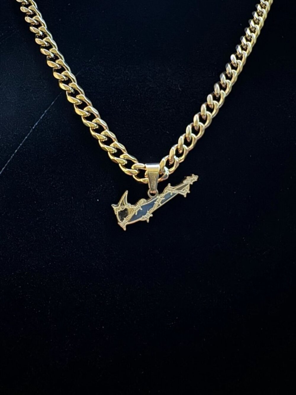 NIKE Barbwire Swoosh Pendant - 5mm Cuban Chain - 22" Chain Necklace